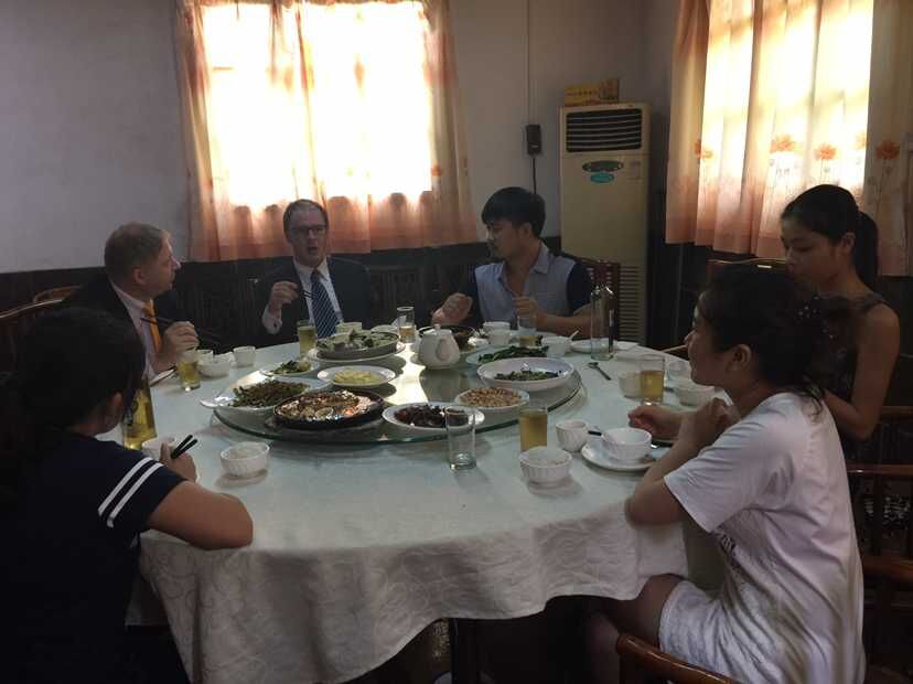 国庆节前夕来自波兰客人来和我公司谈仿真植物合作交流事宜