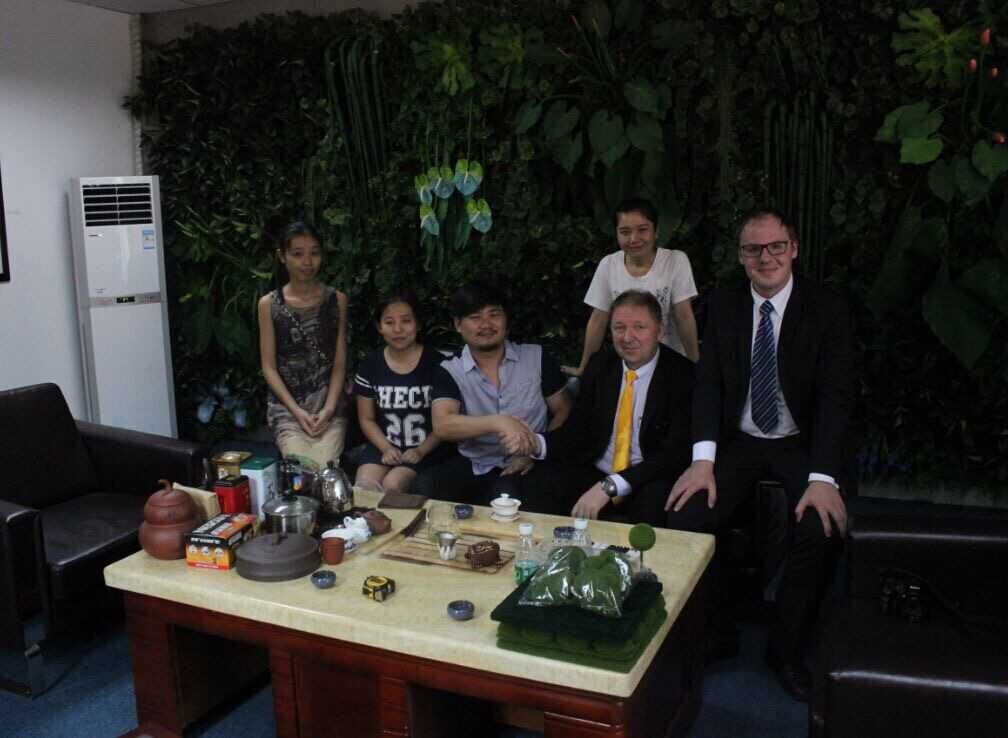 国庆节前夕来自波兰客人来和我公司谈仿真植物合作交流事宜