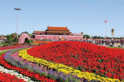 国庆北京安门广场的3D“长城“仿真花卉布置