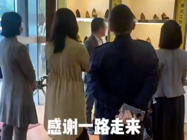 领导参观艺立品牌专营...