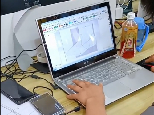 学员练习电脑设计开发...