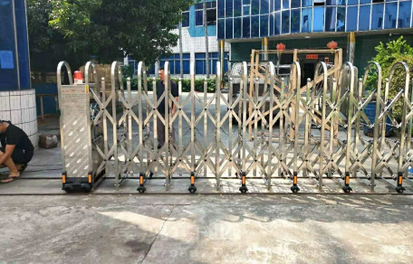 标准款伸缩门