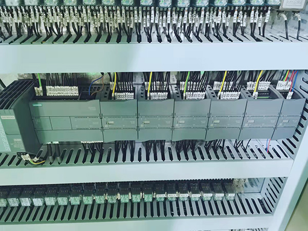 电控系统是依据什么工作的？