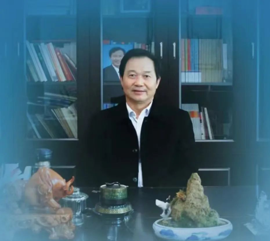 易教授单人图片.jpg 图片