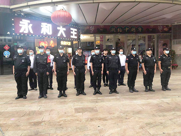 商场人员合照