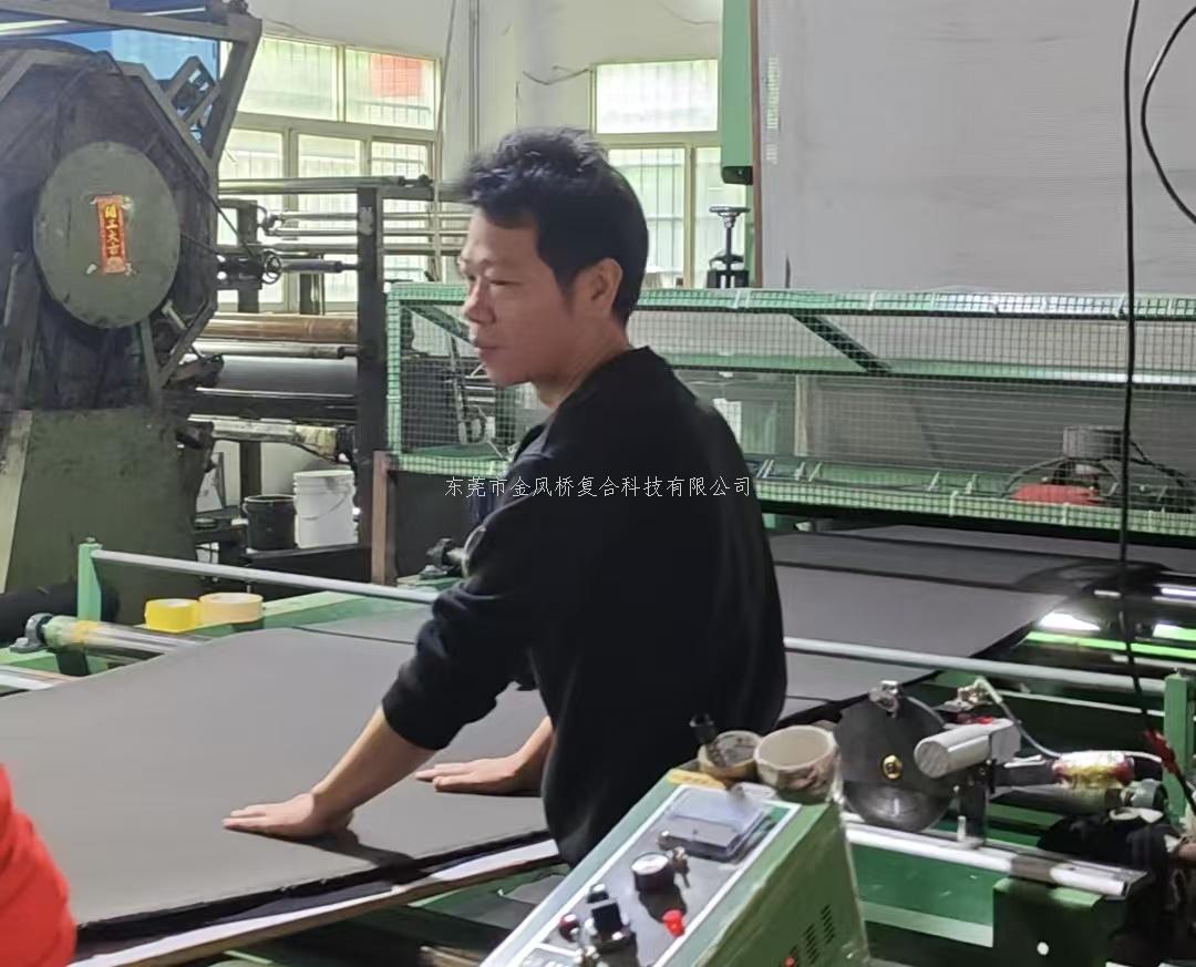 海绵复合面料8组产线全开日产能超3万米-金凤桥复合