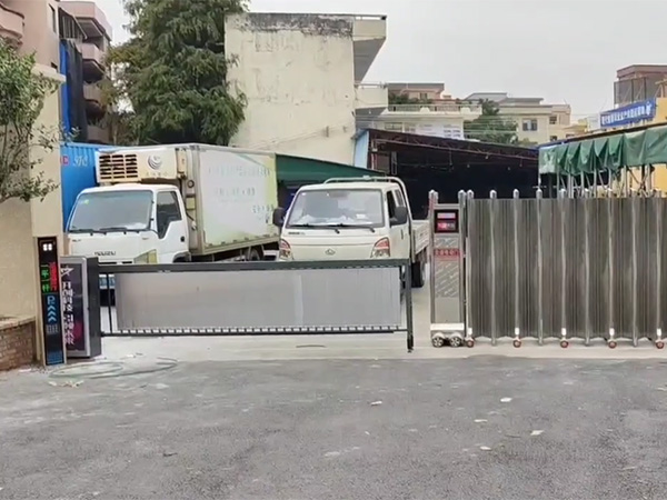 封板电动伸缩配广告车...