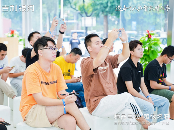 吉利银河L6超级电混...