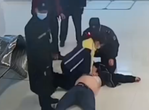 乘客倒地众人合力成功...