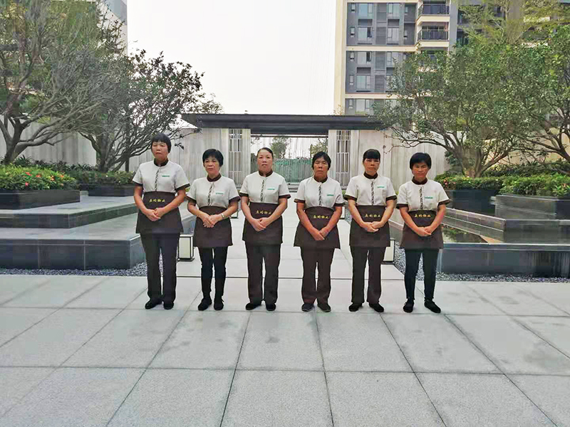 桂畔君兰